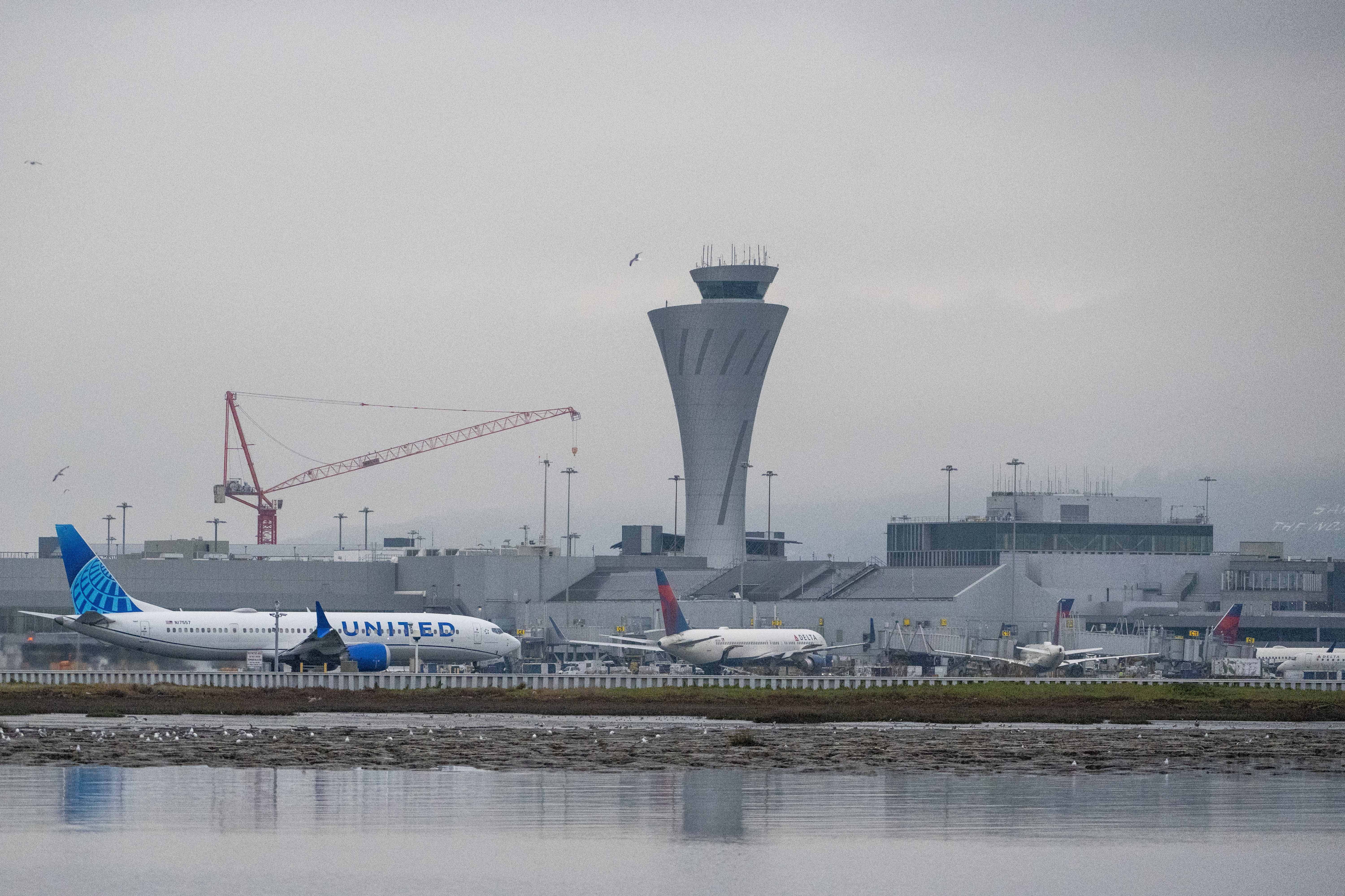 风暴袭击加州南部引发洪水多地进入紧急状态