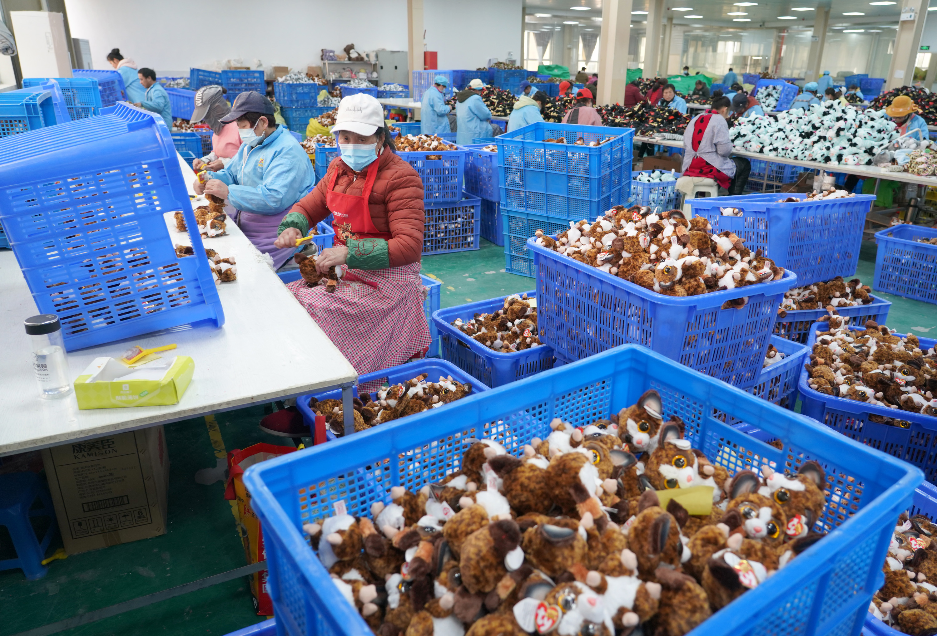 2月22日,安康新伟泰玩具制品有限公司员工在生产车间内制作毛绒玩具.