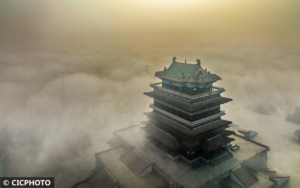 山西永济云雾缭绕鹳雀楼