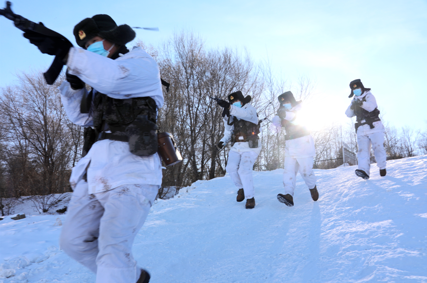 战斗,在零下30摄氏度的雪夜骤然打响——"黑河好八连"实战化处突演练