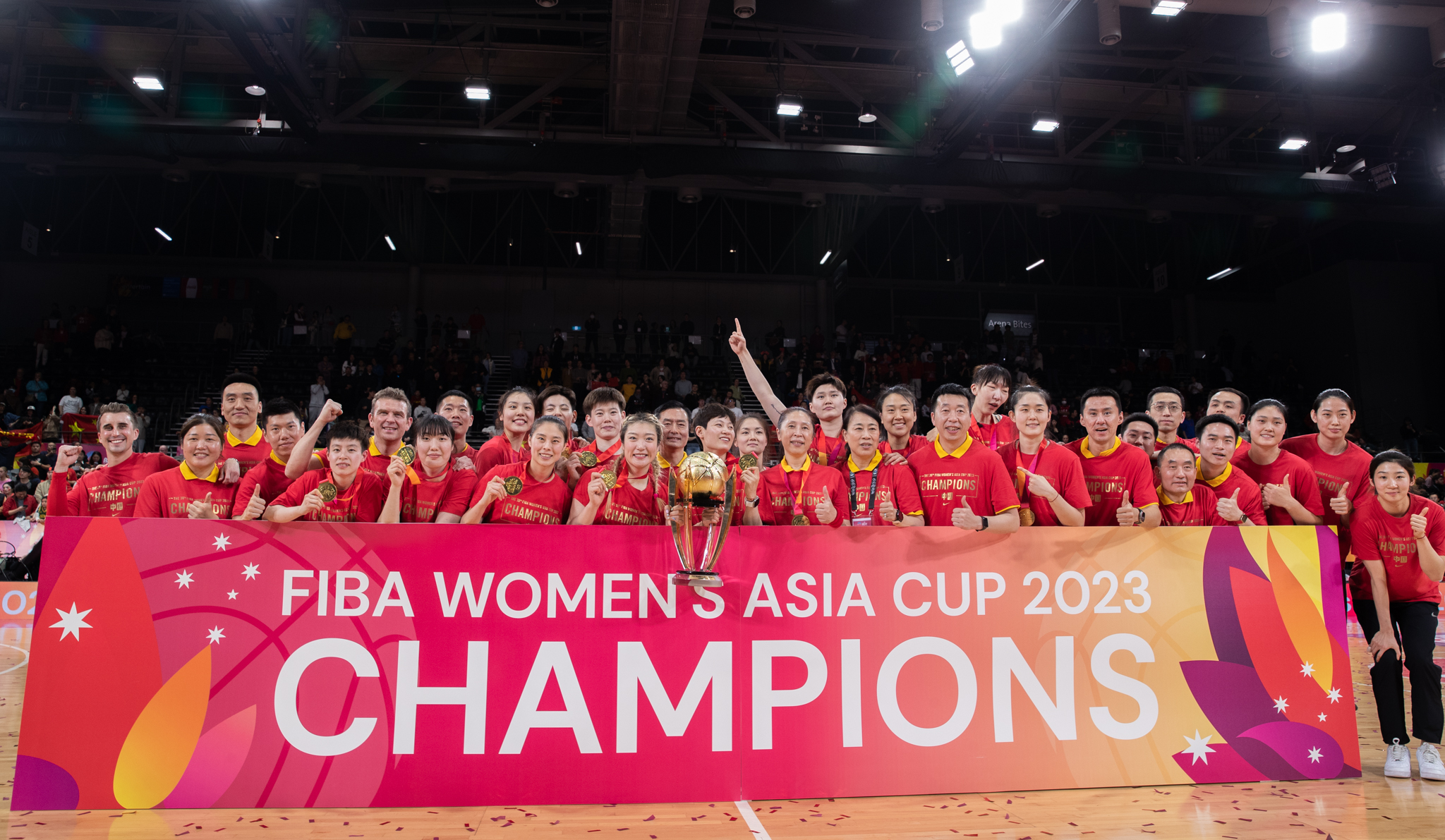 再登亚洲之巅！中国女篮73-71击败日本队夺得亚洲杯冠军