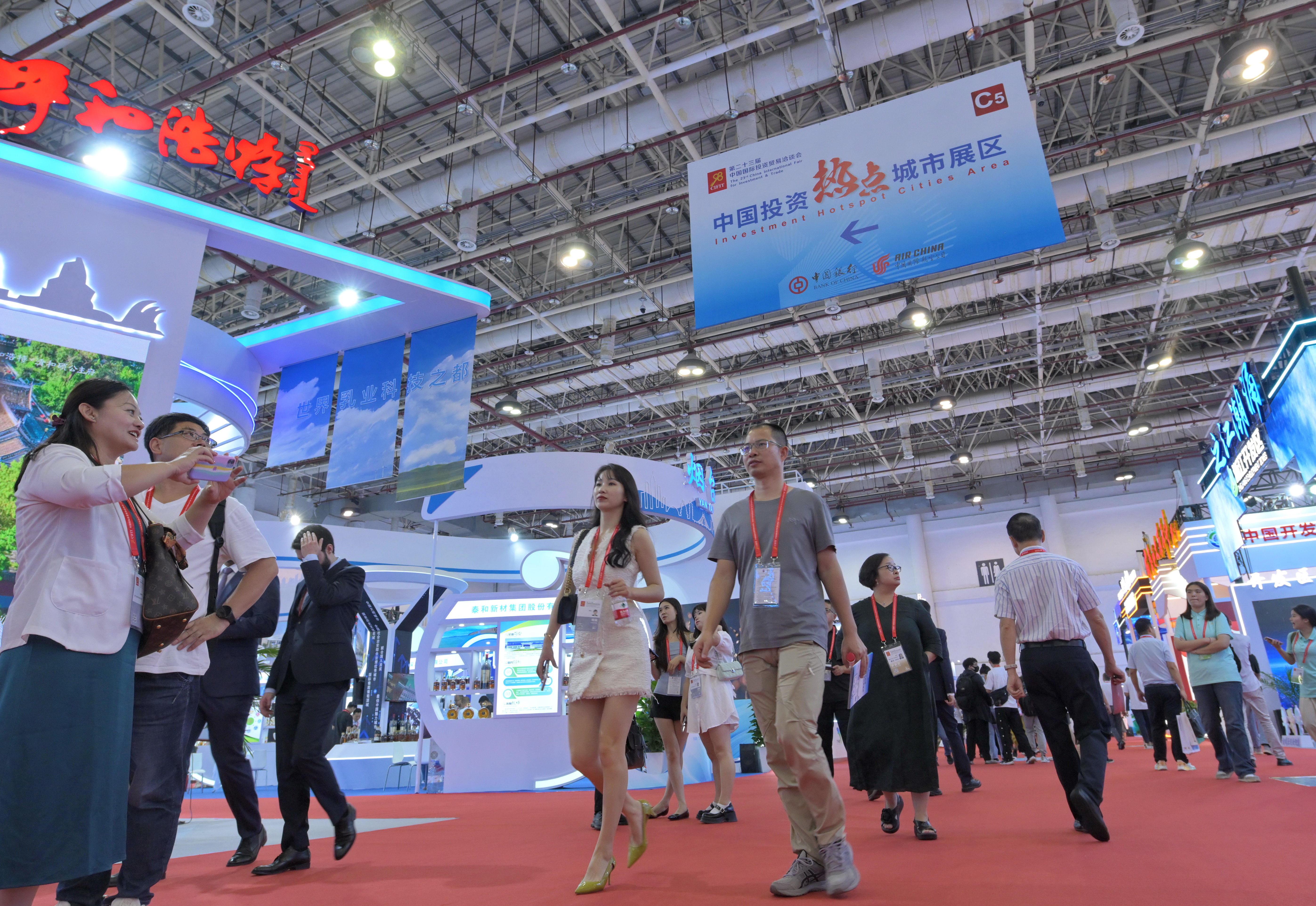 新华全媒+丨“投资热点城市”透露中国发展新机遇