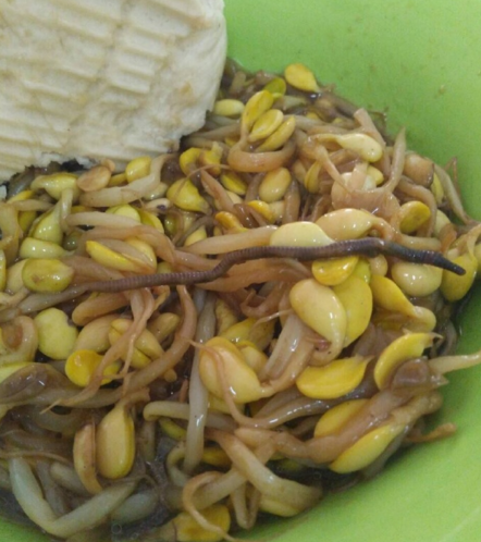 网曝山东一大学食堂菜中吃出蚯蚓!学校道歉:操作失误