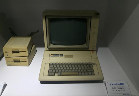 电子科技博物馆开馆 大秀古董机:苹果电脑,大哥大,bb机…满满都是回忆