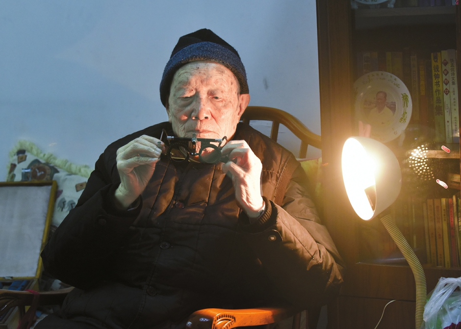 封面新闻-华西都市报记者李天宇 摄影 刘陈平 吕甲 昏暗的灯光下,一名