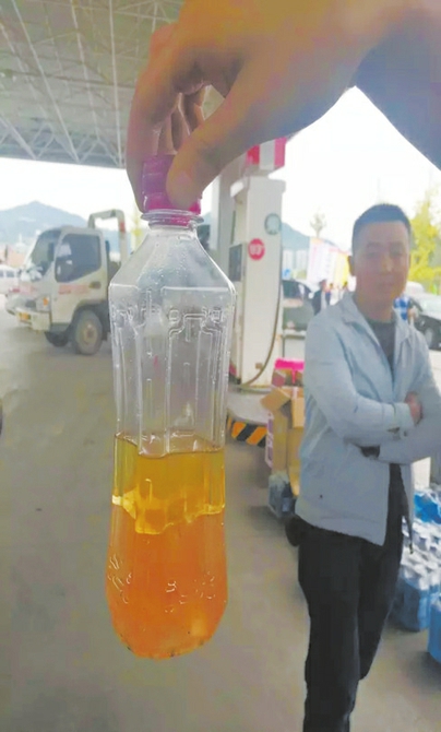 加油站汽油里有水 四川巴中30辆汽车熄火