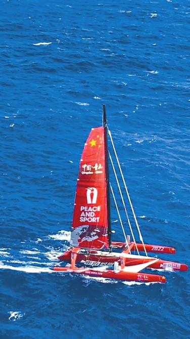 郭川驾驶的青岛号三体船.