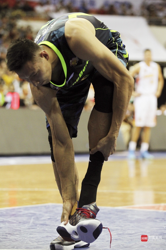 封面评论丨易建联扔鞋又退场,篮协还要"和稀泥"?