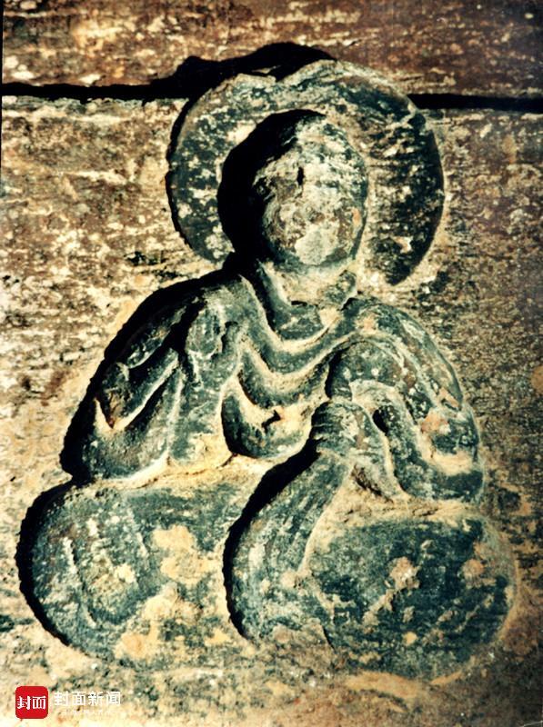 乐山麻浩崖墓室中出土的东汉早期佛像. 图/乐山大佛博物馆