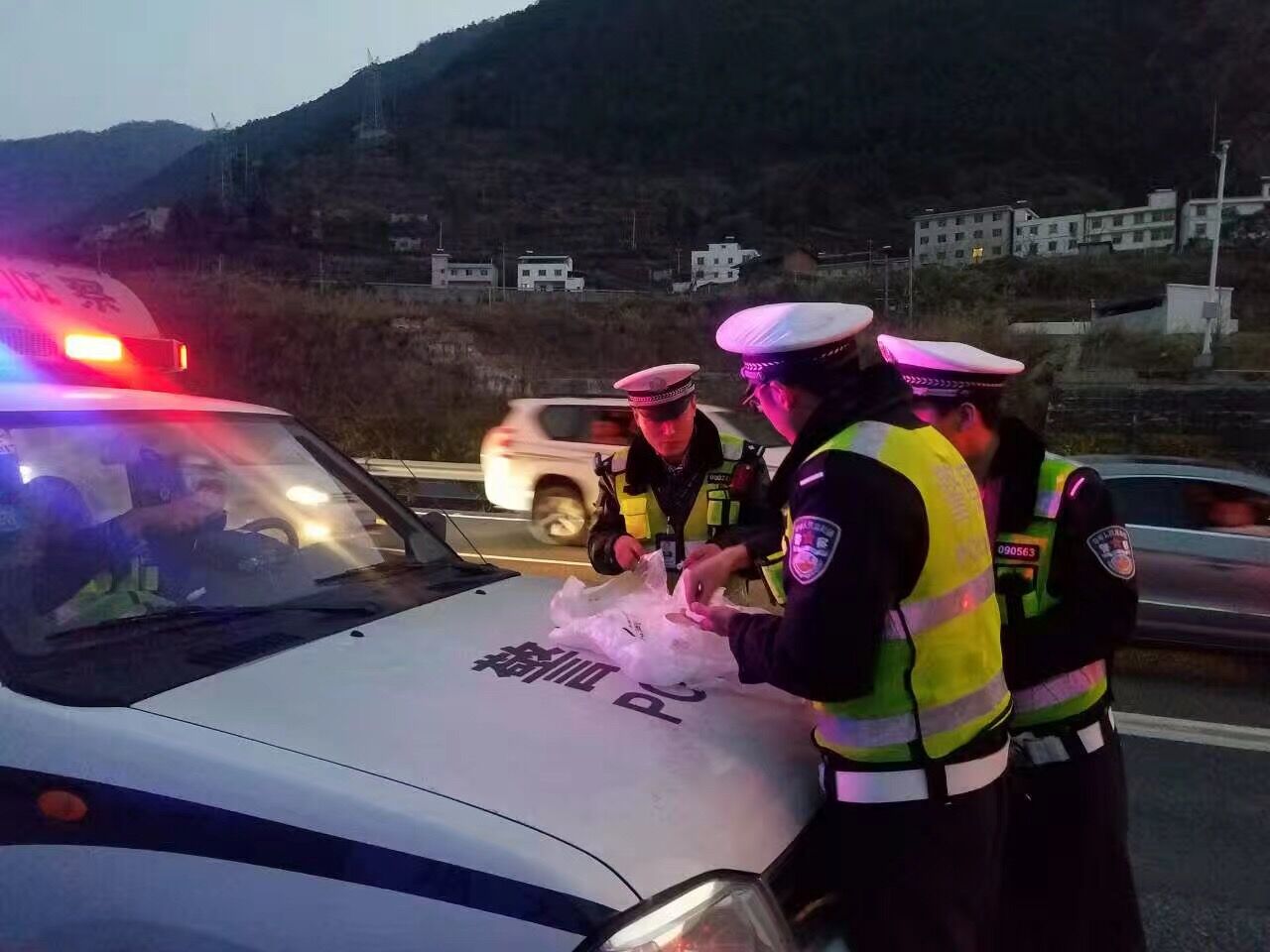 春节值守 雅西高速交警跑坏4辆车,在引擎盖上吃饭