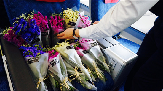 川航为女性乘客准备的节日祝福花束,可以说非常贴心了.