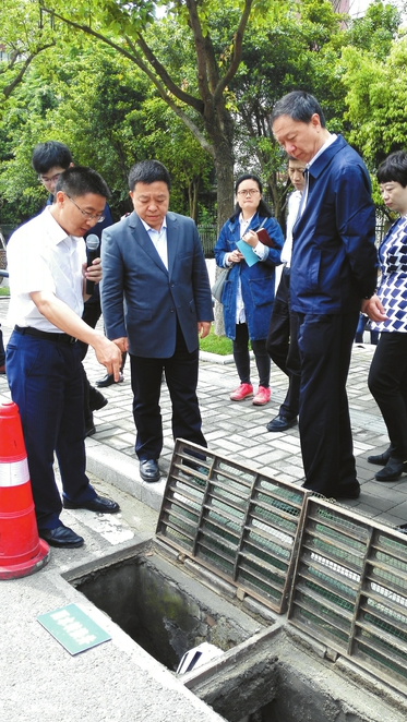 李建宁(左一)给代表们讲解海绵城市新技术应用.