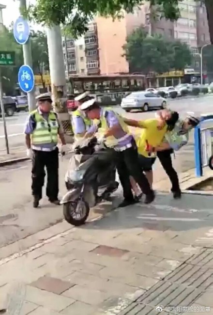 河北石家庄交警执法时动手打人 涉事民警已被采取禁闭措施