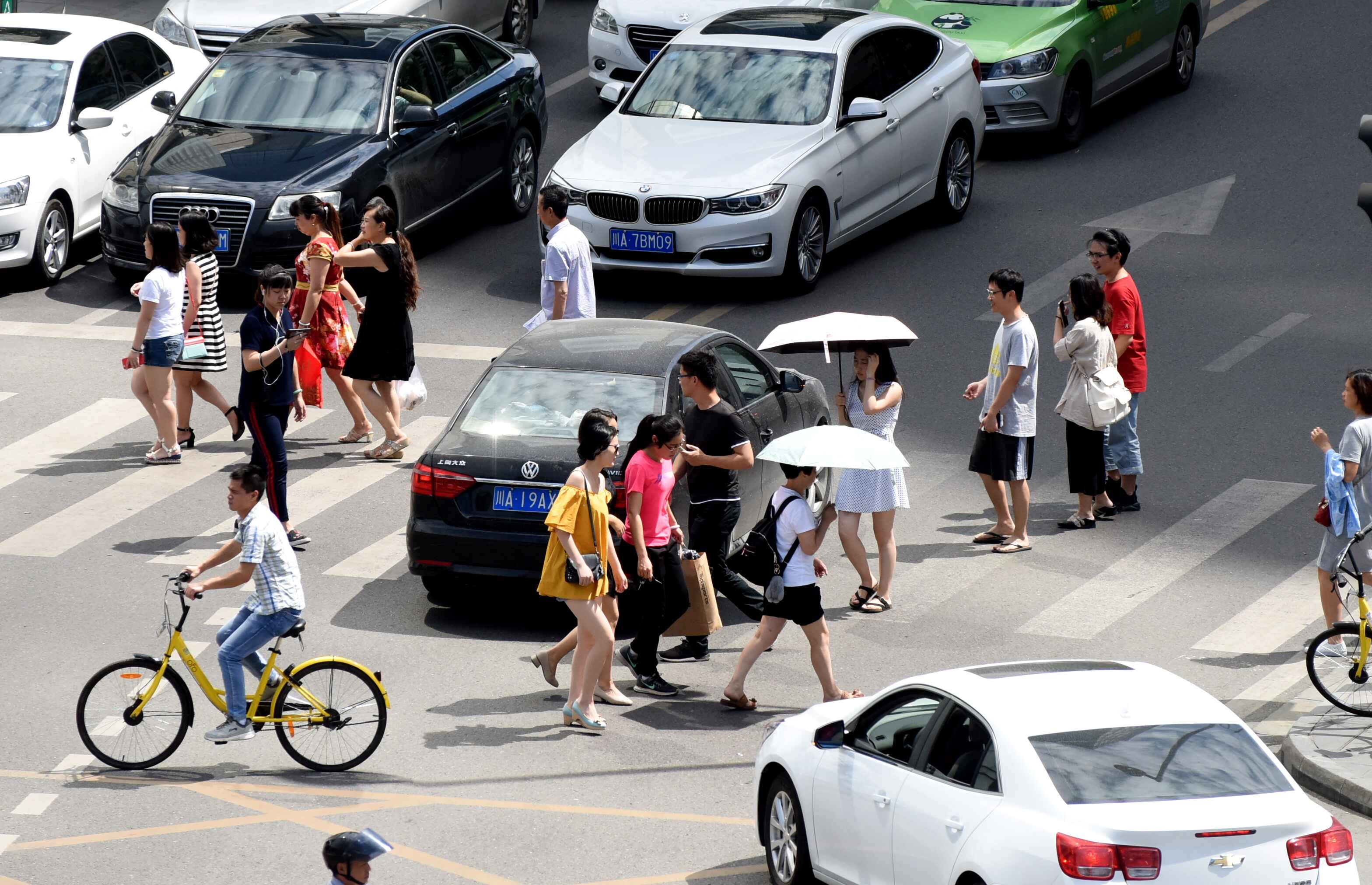 成都交警天網抓拍:機動車斑馬線不禮讓行人 逮到一律罰款50記3分