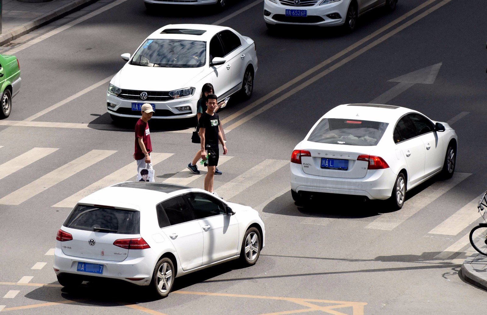 在新闻发布会上,成都交警表示,根据现行《道路安全交通法,行人在