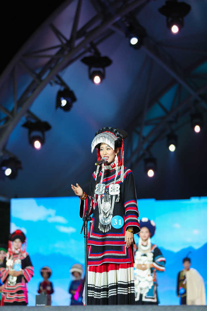 西昌火把节彝族选美 选出最美"金索玛""金山鹰"