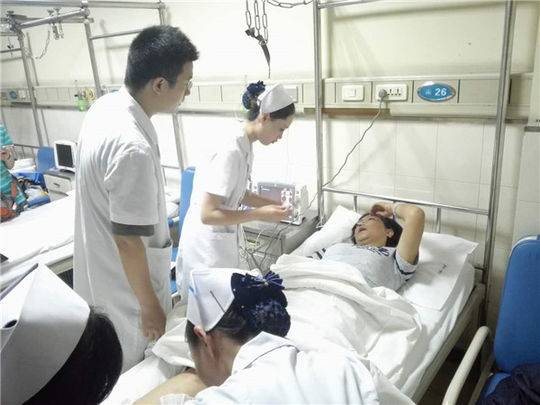 西宁联勤保障中心成都总医院连夜收治首批九寨沟地震伤员 - 封面新闻