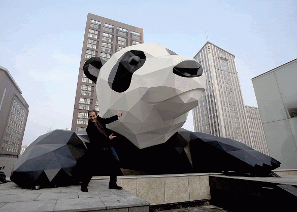 成都"翻墙大熊猫"设计师劳伦斯逝世 享年60岁