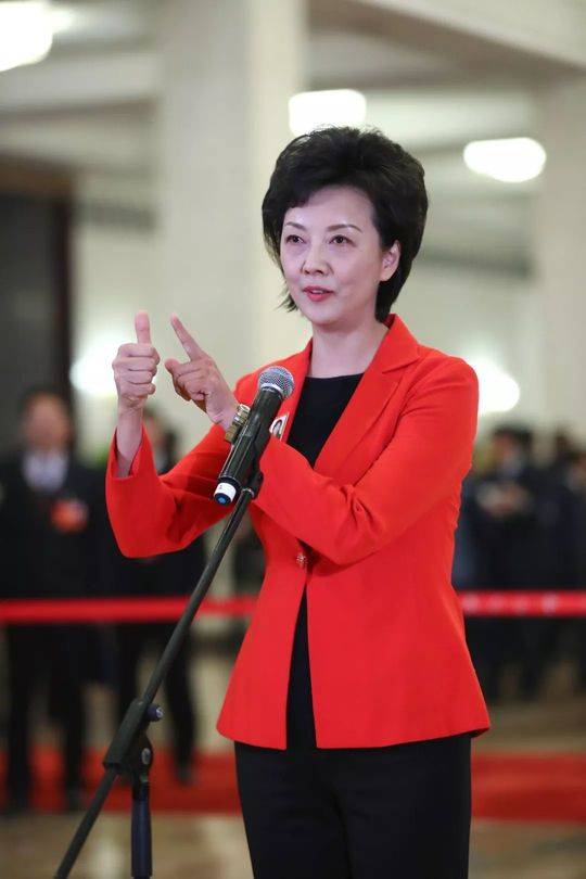 央视"从不说话"的女主播 周晔委员:现场教大家手语说"谢谢你"