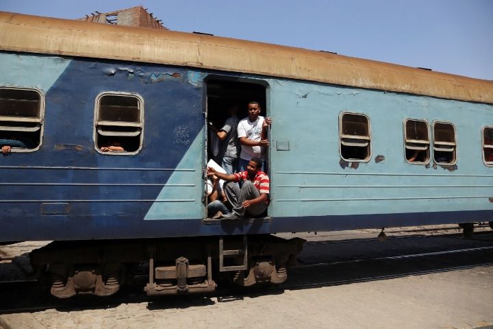 15:39 650 2017年8月13日,埃及首都开罗,当地人乘坐超载的火车