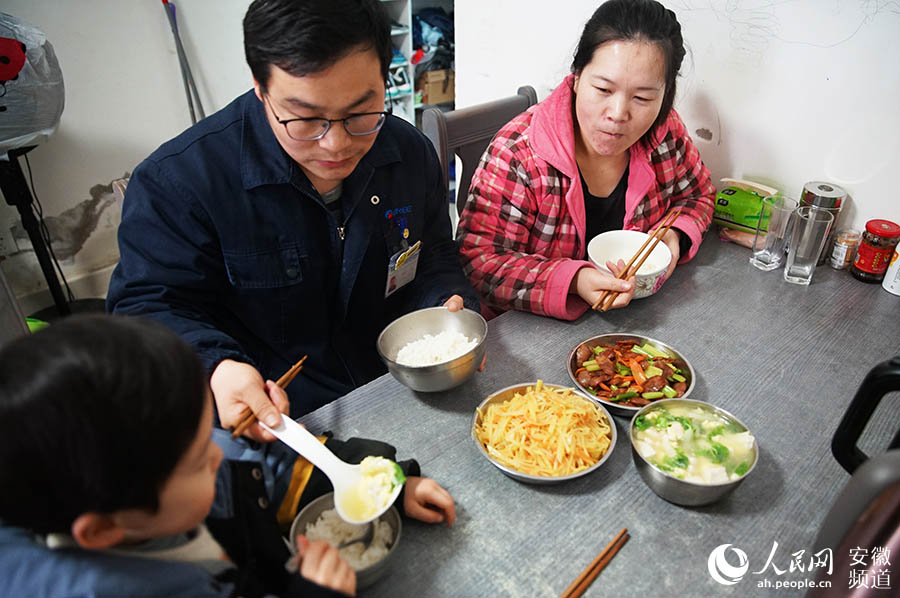 【新春走基层】合肥打工者:过年不回家,工厂也是"家"