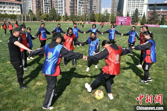 “亚足联女足日”女孩足球节昆明站举办 女生尽享足球乐趣
