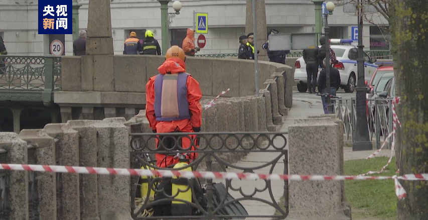 俄罗斯圣彼得堡公交车坠河事故已致7人死亡