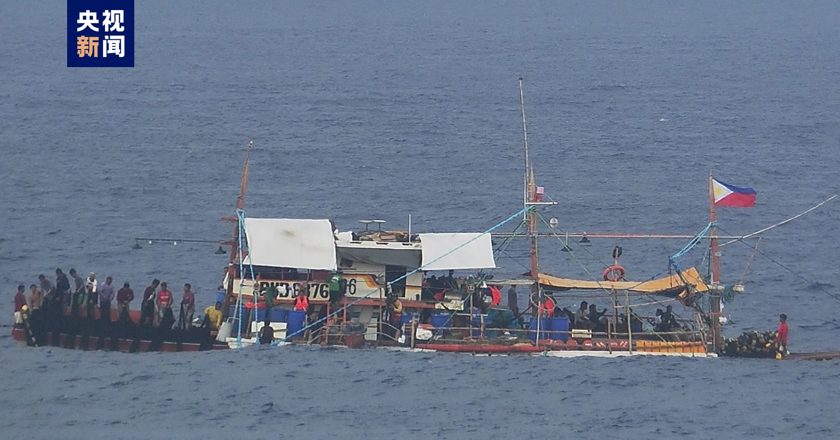 菲律宾多艘船只在我黄岩岛邻近海域非法聚集 中国海警依法管制