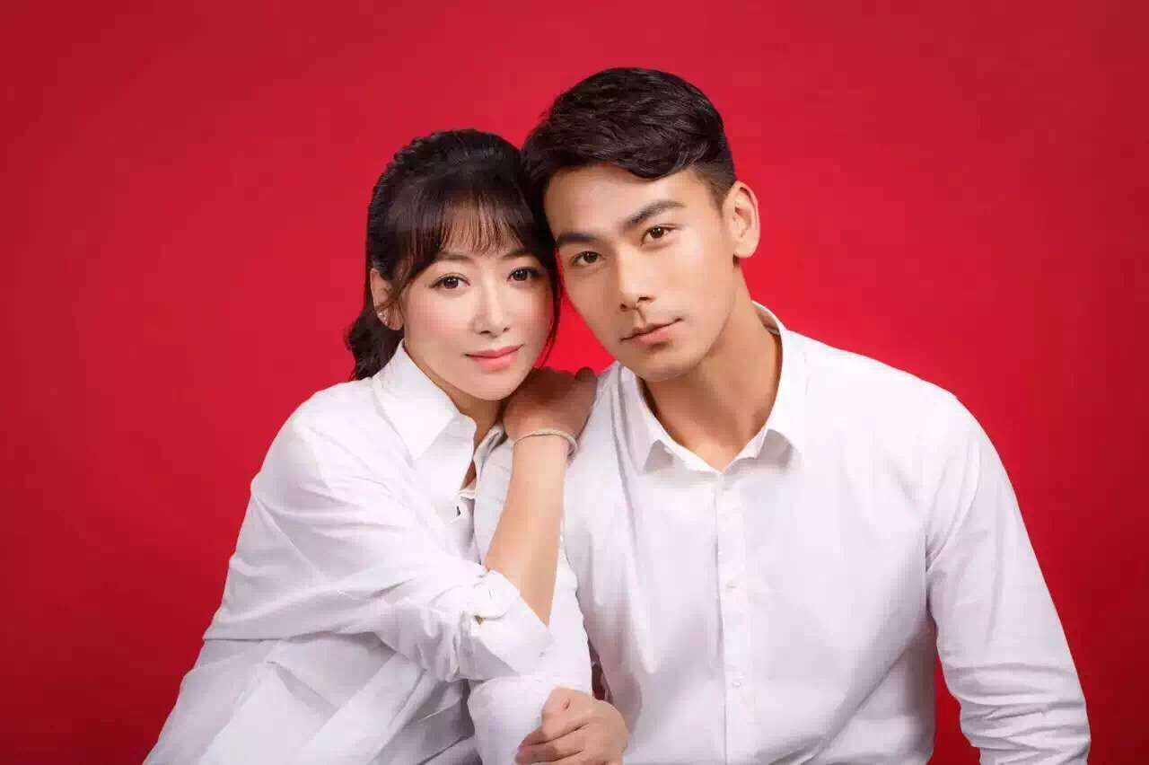 戴向宇陈紫函领证晒结婚照秀幸福