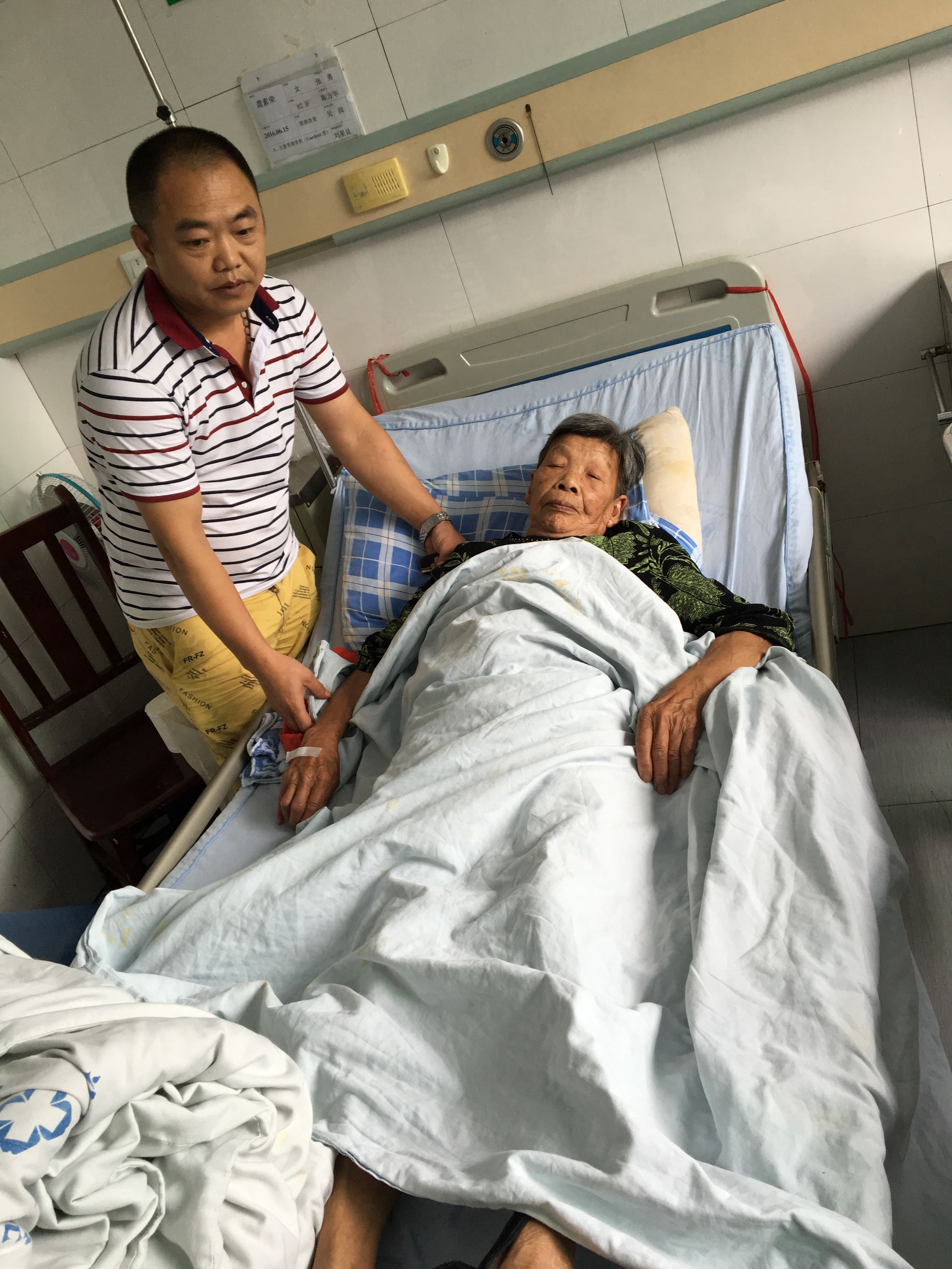 谢治明说,挤倒母亲的女士是汽车站的工作人员罗利秀,但是车站在进行