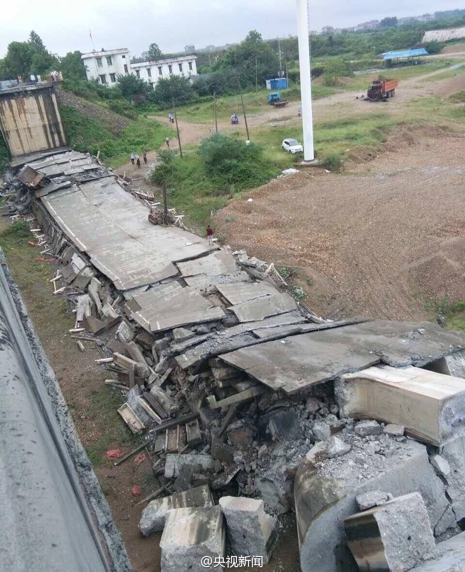 江西泰和县一废弃老桥坍塌