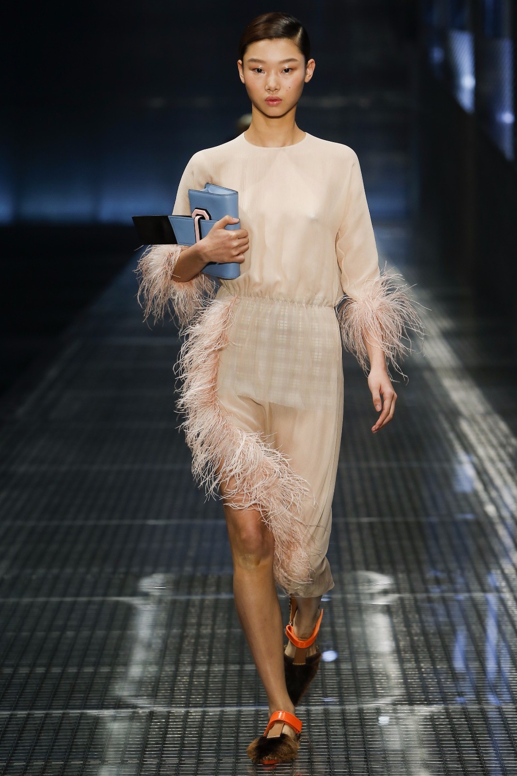 纵观每一年的米兰时装周,意大利设计师总是坚持自我,或者说最不看市场