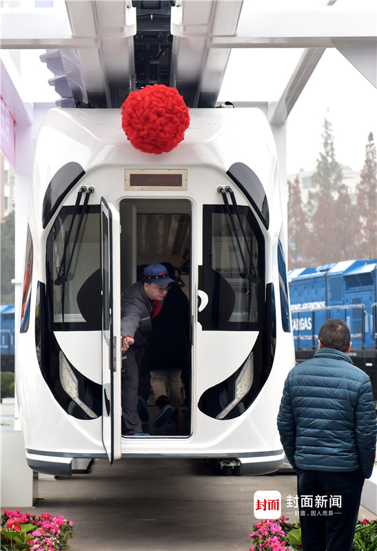 成都资阳将发展空轨交通 首列"四川造"空轨列车下线