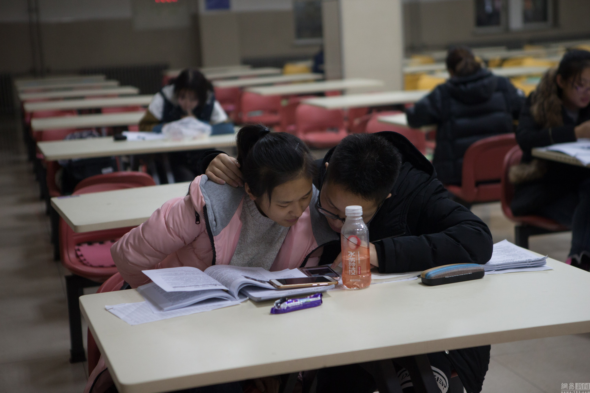 佔領食堂!高校大學生深夜扎堆食堂複習 比上課人還多