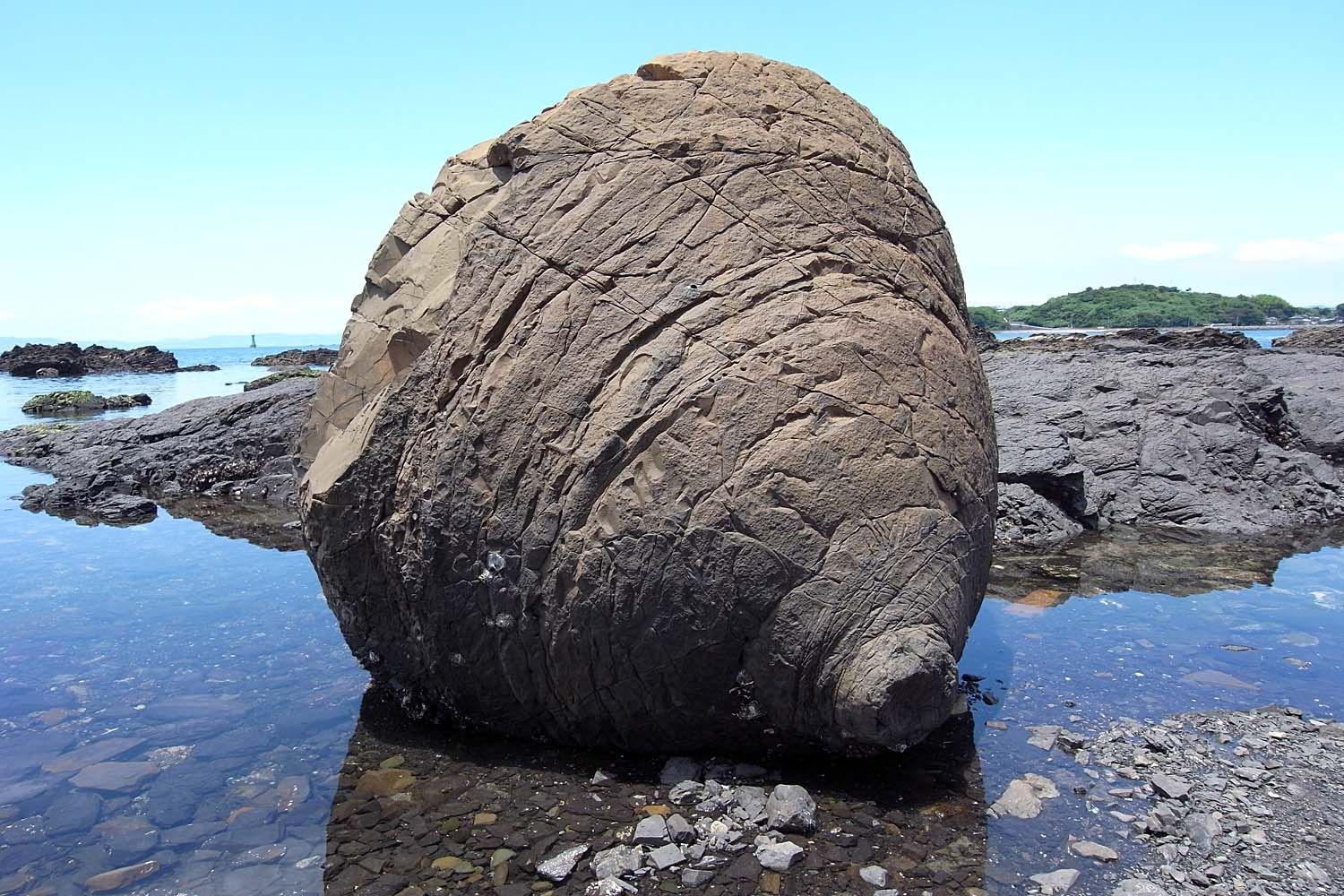 日本"乳房岩石"走红 传闻女人摸了胸部会变大