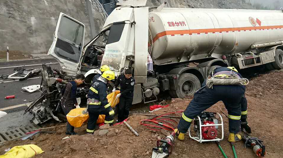 一危化品运输车在银昆高速巴广渝段发生车祸 两驾驶员死亡