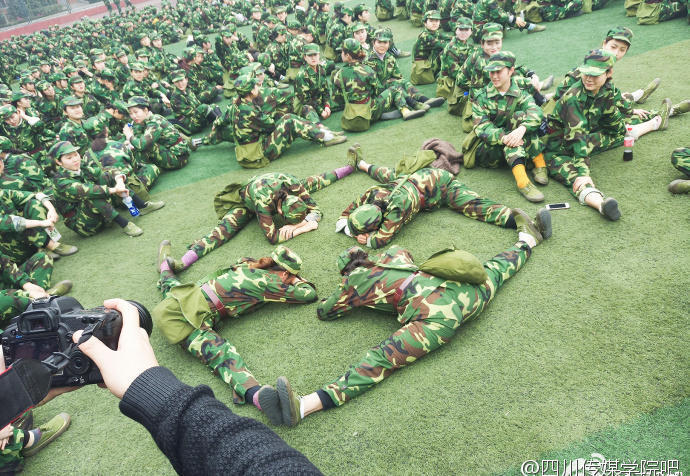 颜值赛高还花式下一字马!别人家的军训长这样