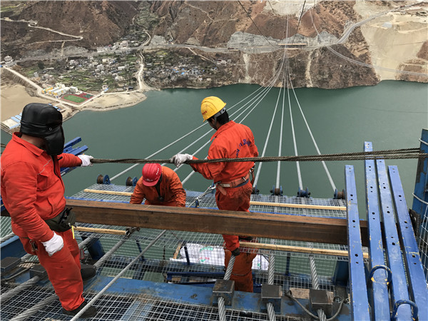 美图来袭!来看雅康高速大渡河特大桥架设猫道