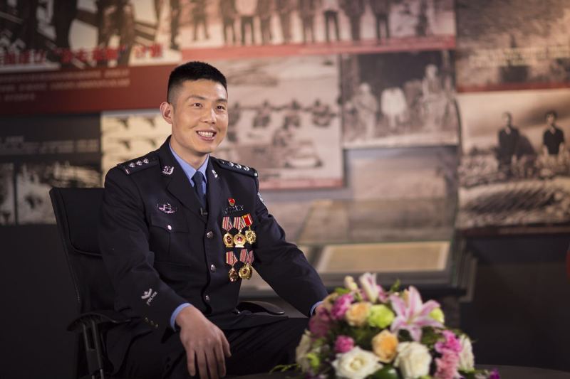 食指插入枪膛救8名人质 成都特警获评"警察英雄"