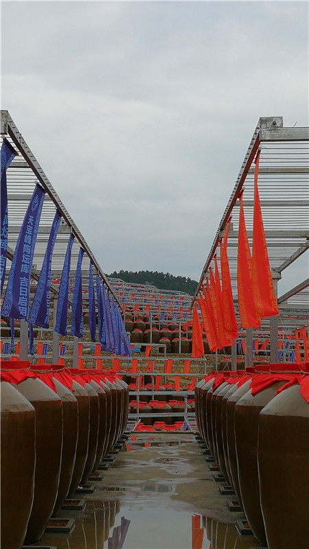 郎酒正式启用全球最大露天陶坛酒库