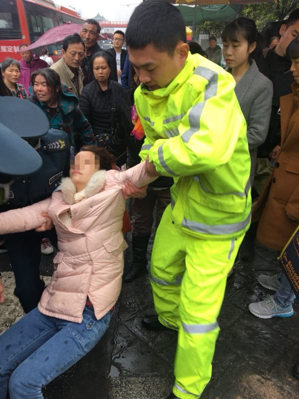 暖心!成都一女子雨天暈倒 警民接力抱進醫