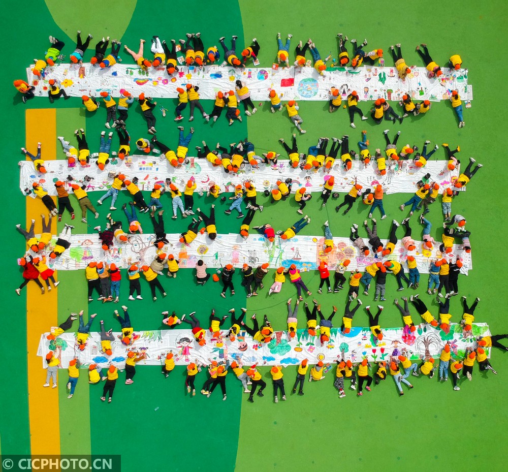 江苏如皋萌娃百米画卷手绘春天