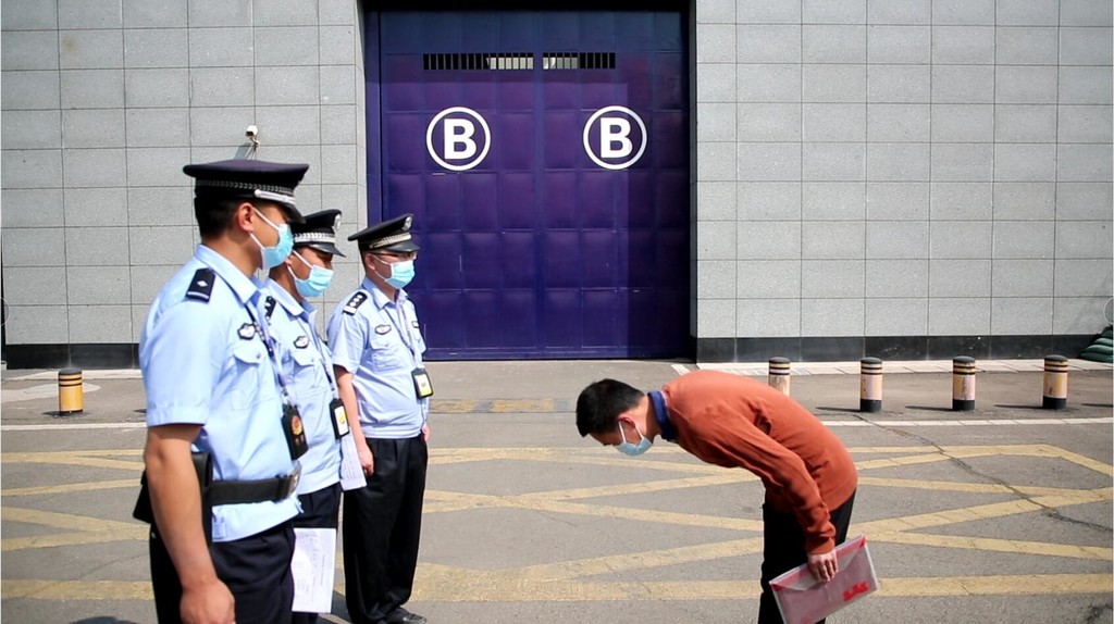 在监管区大门前,望着禁闭的大门缓缓打开,"感谢警官们这么多年对我的