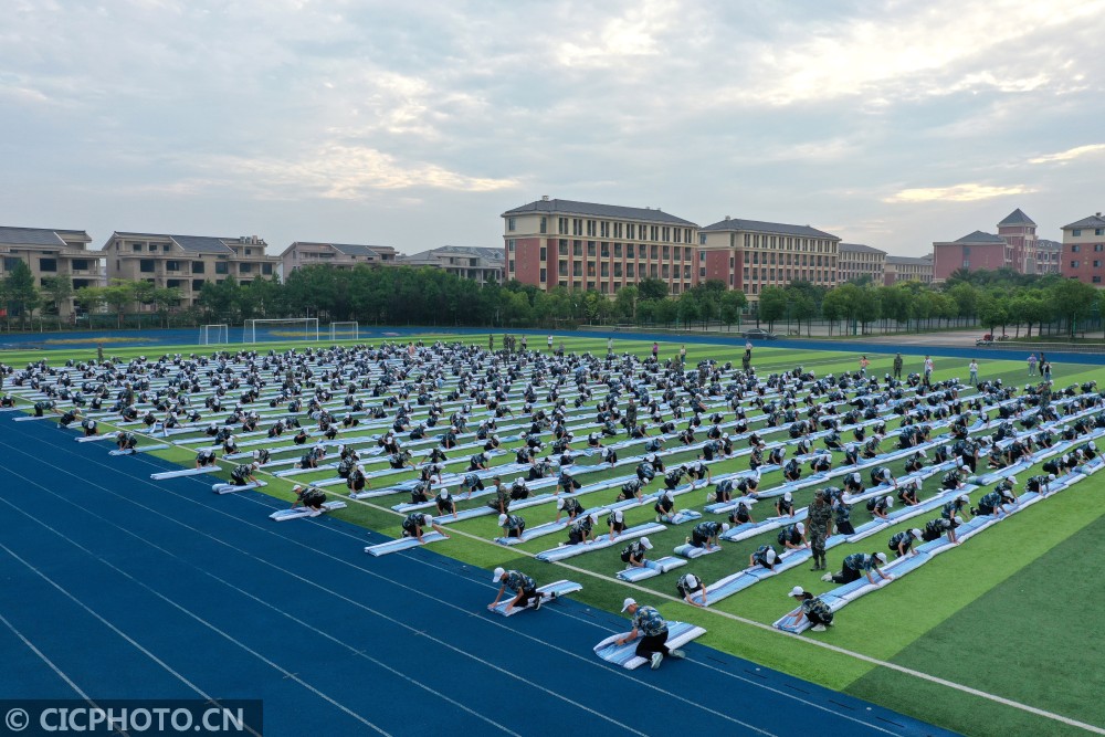 2021年8月20日,在浙江省台州市启超中学,新生在接受严格的军训