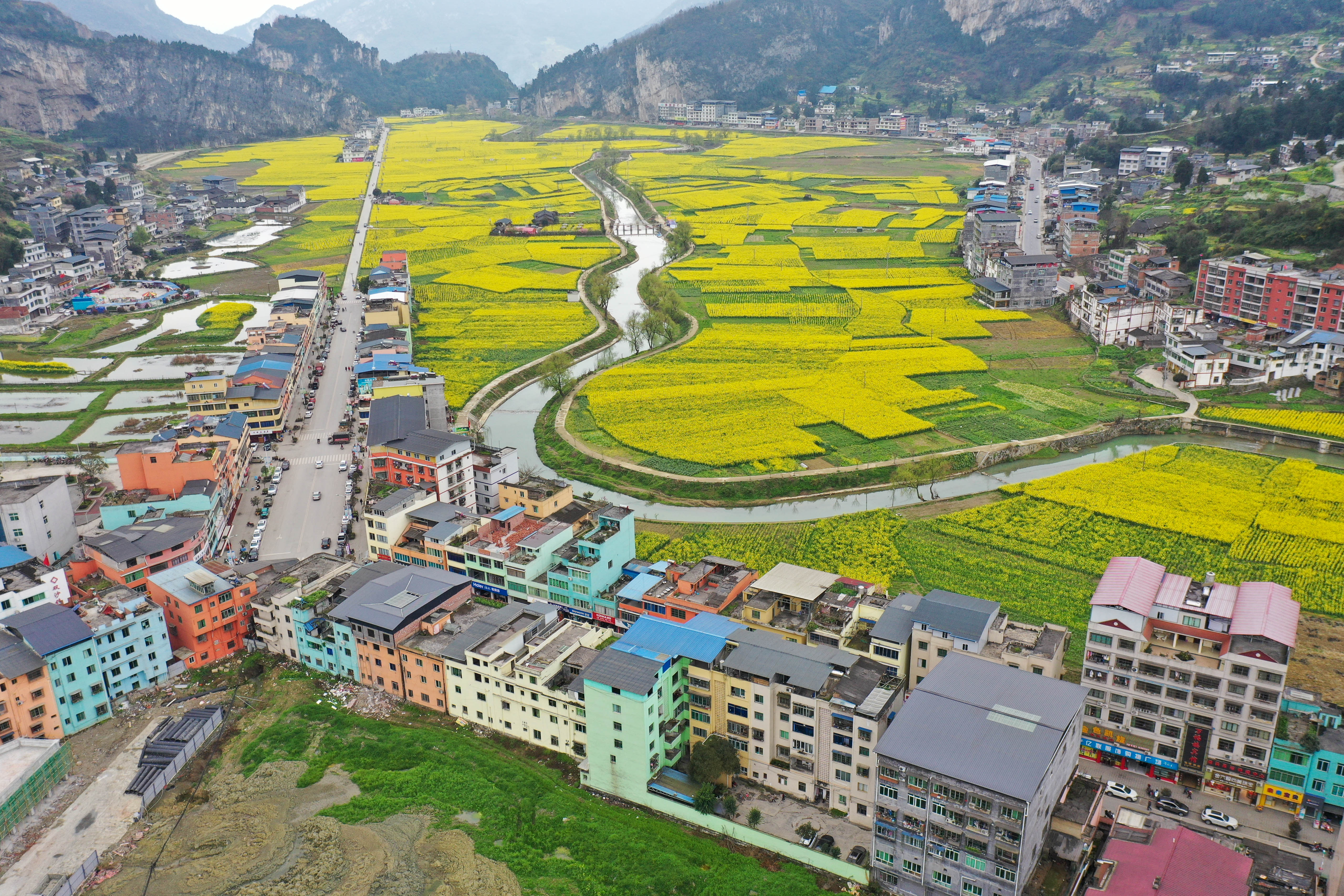 这是3月11日拍摄的泸州市古蔺县双沙镇一角(无人机照片).