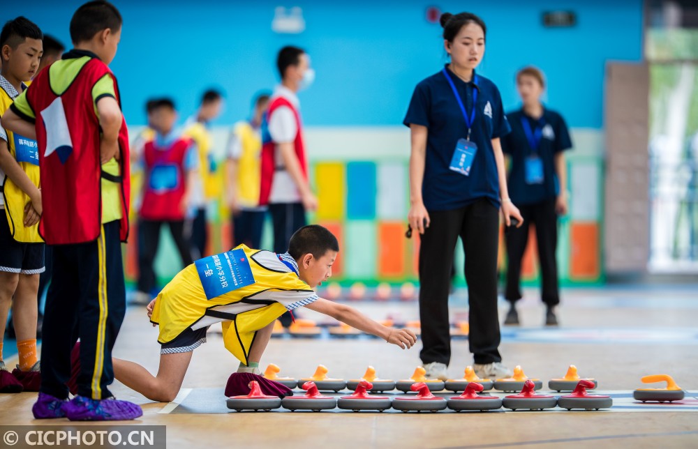 内蒙古呼和浩特首届中小学生旱地冰壶比赛开赛