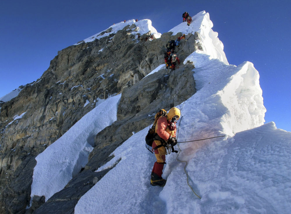 作为登山绳索固定团队领队,凯米与另外11名夏尔巴人一同登顶,成