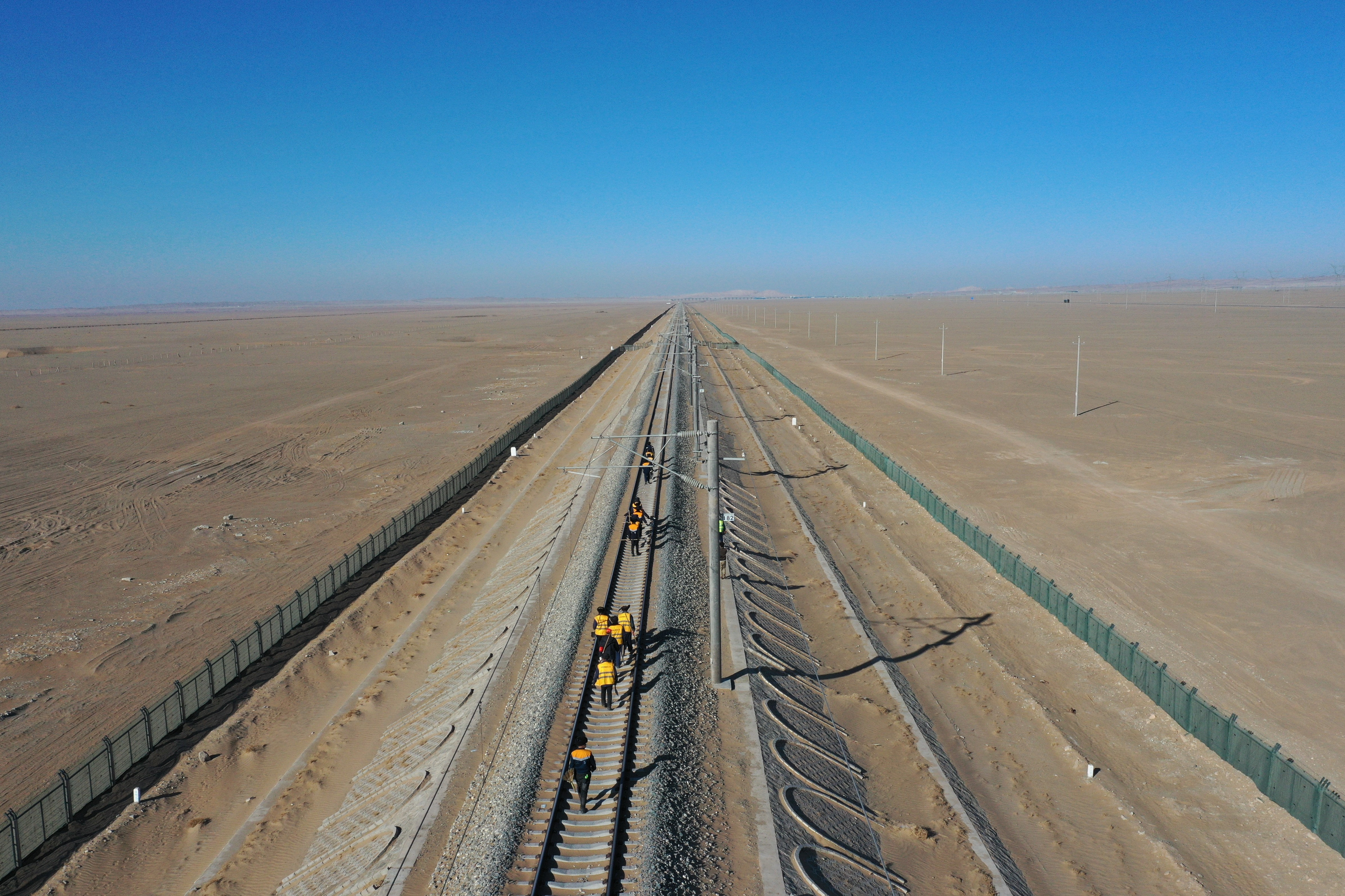 这支中国驼队在沙漠中守护铁路安全