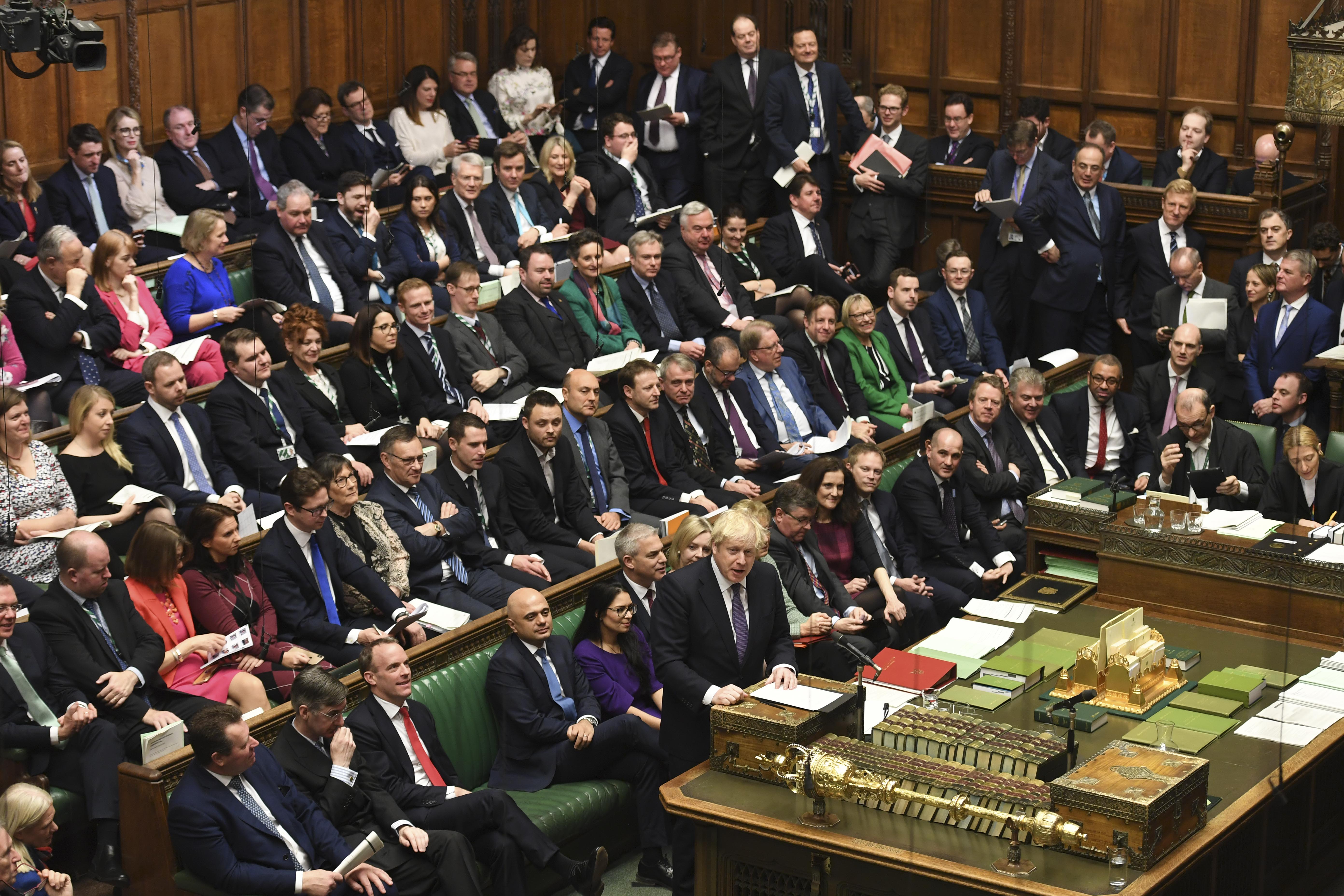 12月20日,在英国伦敦,英国首相鲍里斯·约翰逊(前中)在议会下院发言.