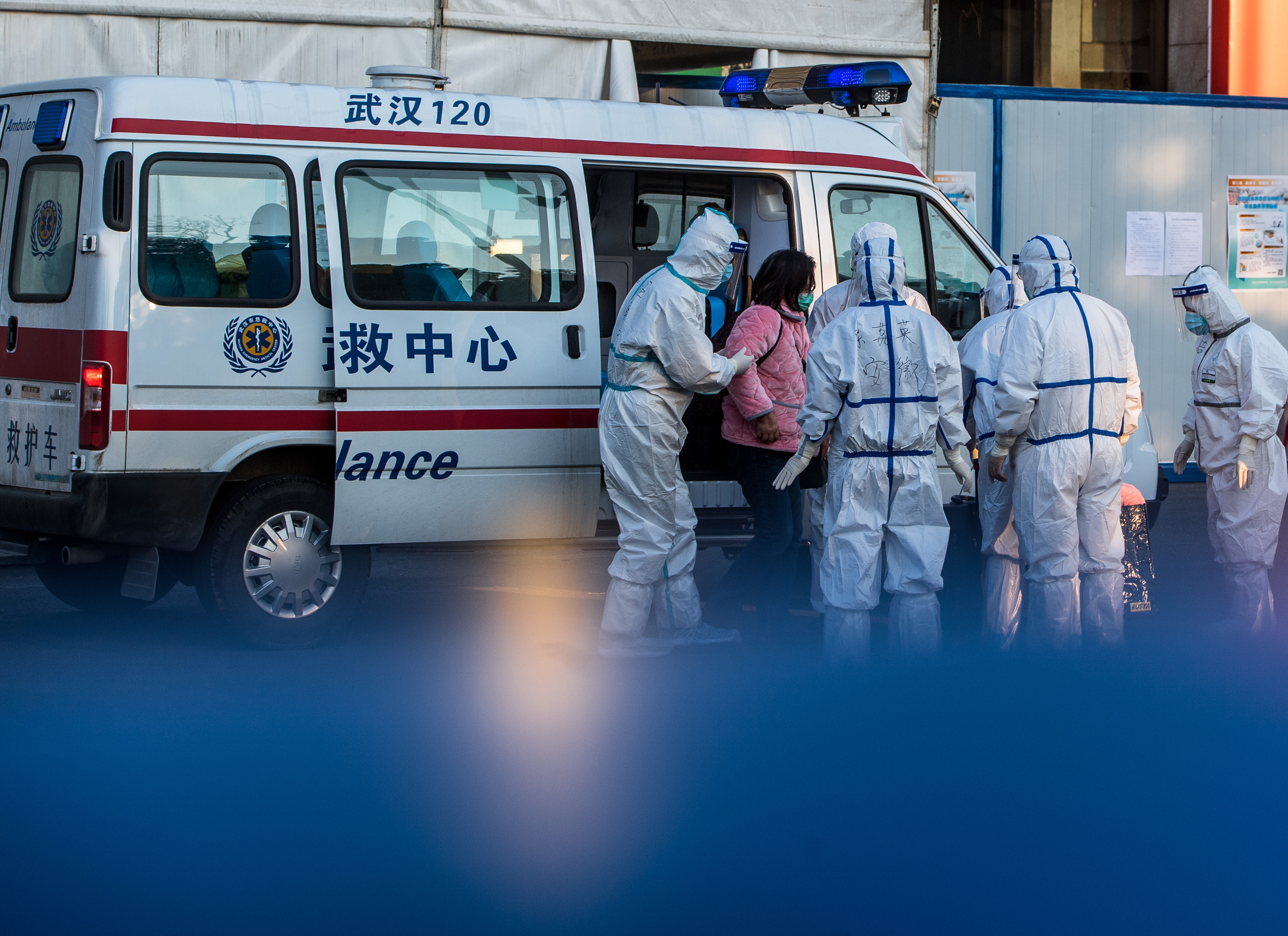 2月12日,医护人员将患者送入武汉体育中心方舱医院